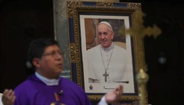 El papa consolida su mejoría y no está en «peligro inminente»