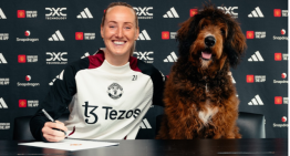 Jugadora de Manchester United firmó la renovación de su contrato junto a su perro