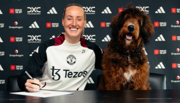 Jugadora de Manchester United firmó la renovación de su contrato junto a su perro