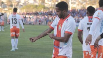 Cobresal terminó con el invicto de la U con goles de Coelho y Yanis en El Salvador