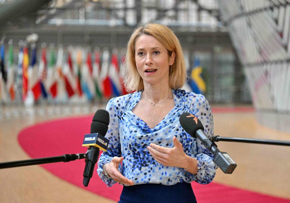 La máxima diplomática de la UE, Kaja Kallas, habla con la prensa antes de la reunión con los ministros de Exteriores