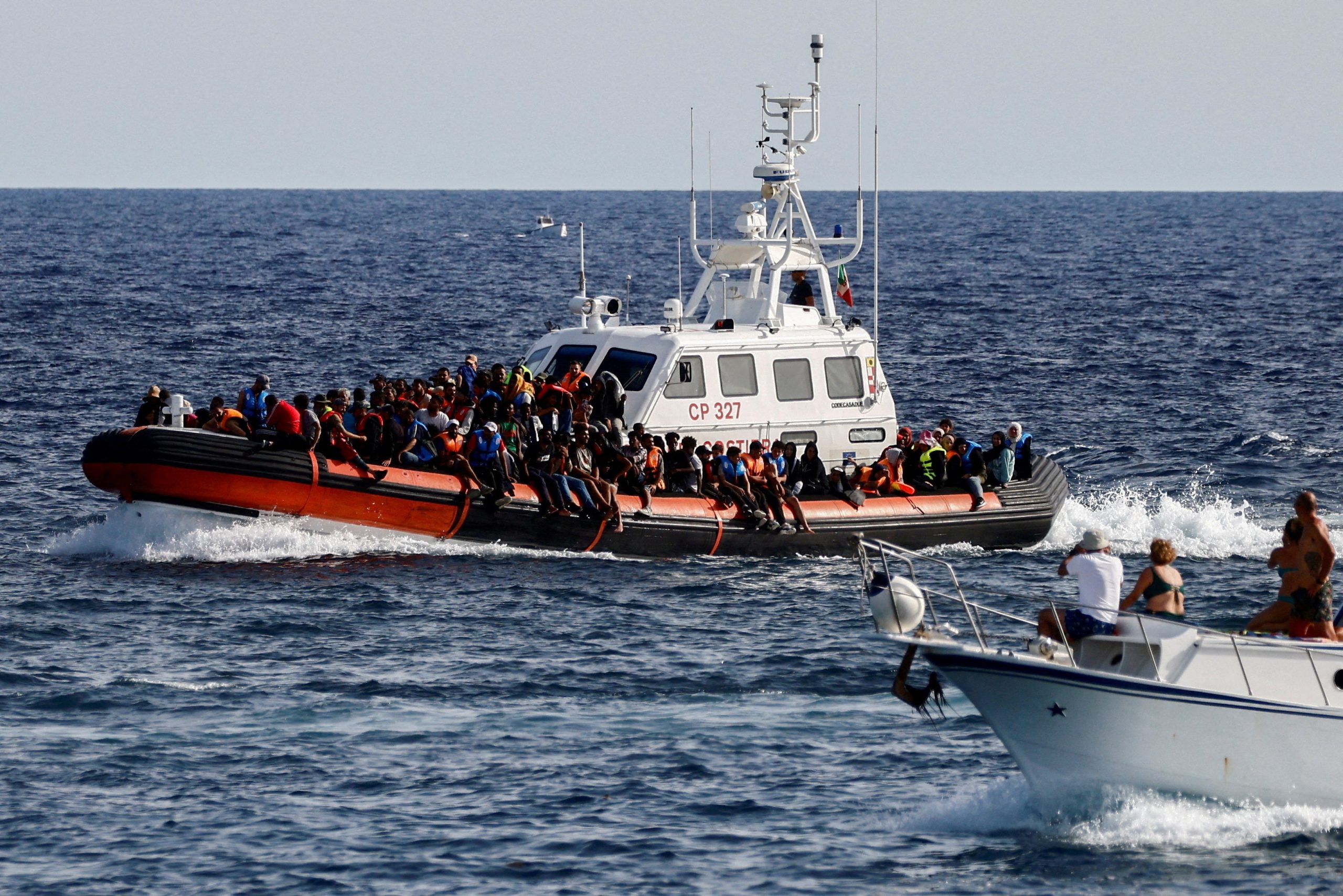 Un barco de la Guardia costera italiana transporta migrantes rescatados en el mar cerca de la isla de Lampedusa en septiembre de 2023.