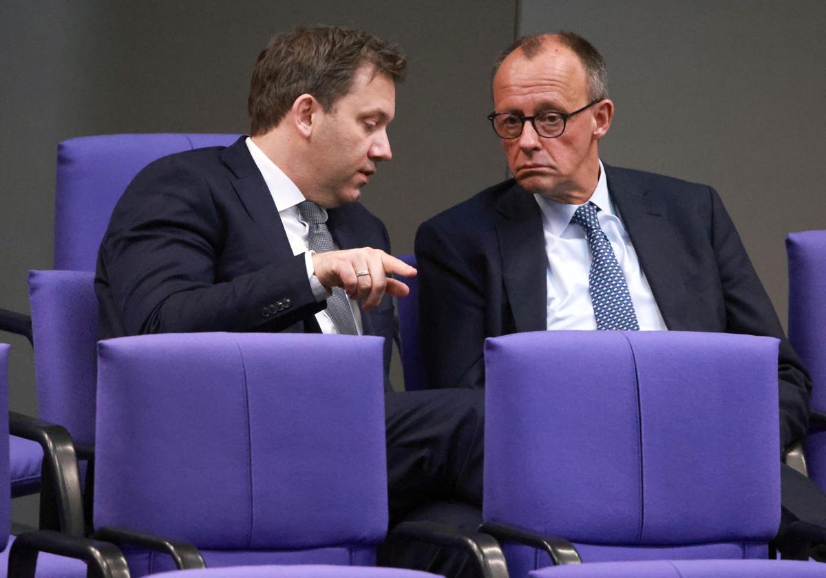 El líder del SPD, Lars Klingbeil, y el de la CDU, Friedrich Merz, hablando durante una sesión en el Bundestag