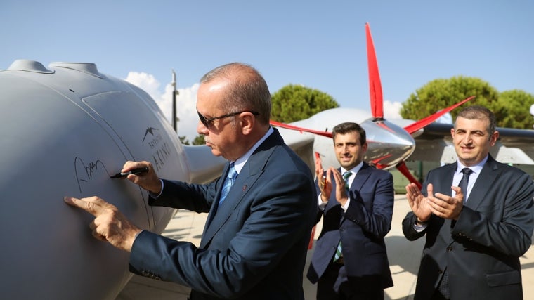 Dron de la empersa Baykartech, modelo TB2. Erdogan, suegro de Selçuk, firma un dron.