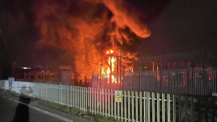 El fuego en la subestación de Hyde que provocó el cierre del aeropuerto londinense