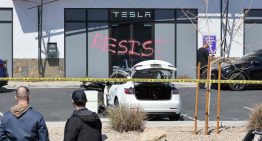 Trump imputa terrorismo doméstico a tres detenidos por atacar a Tesla