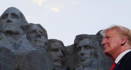 De esculpir su cara en el monte Rushmore a un día festivo en su honor: la loca carrera por adular a Trump