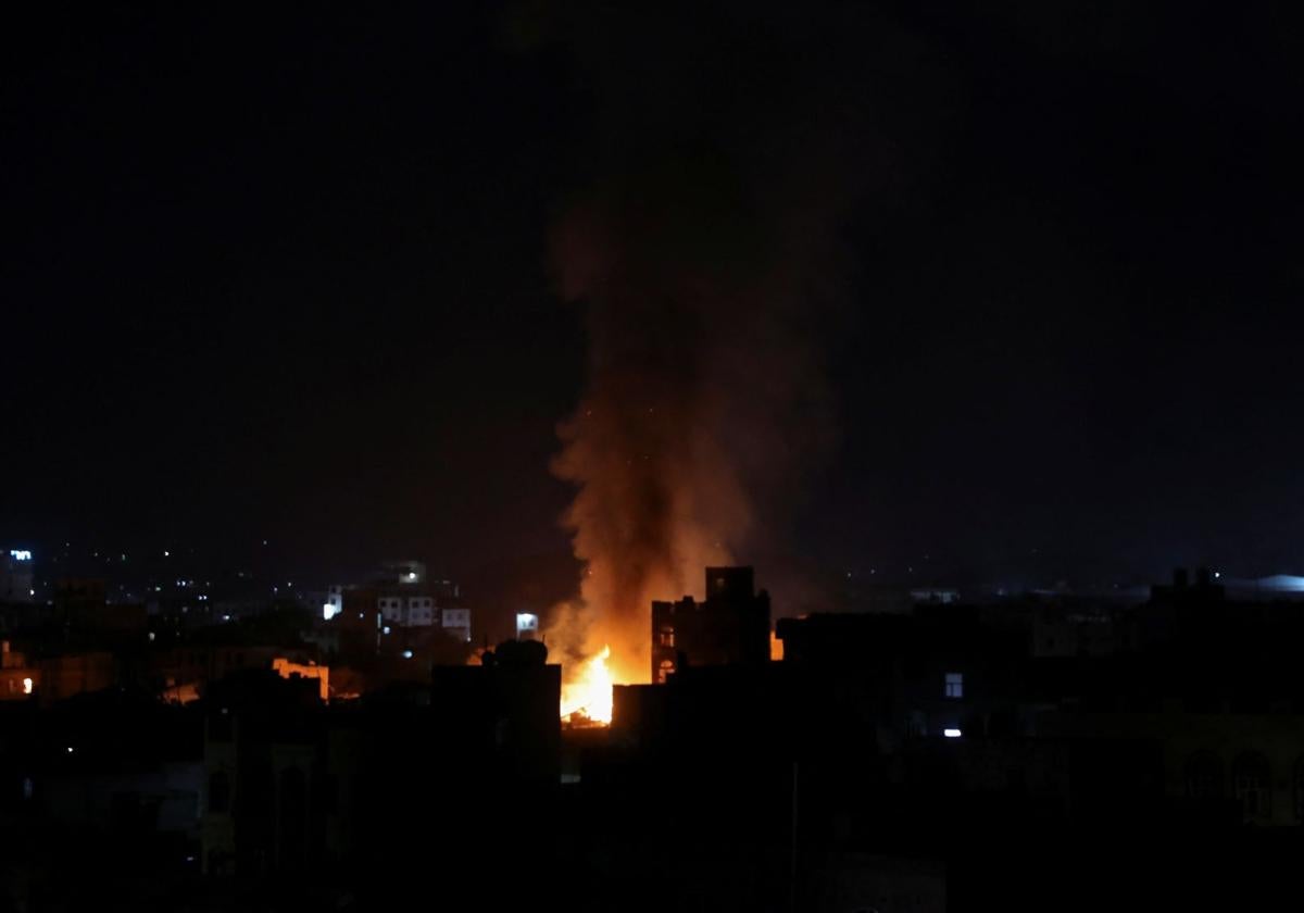 Fuego y humo tras un ataque aéreo en Saná, Yemen.