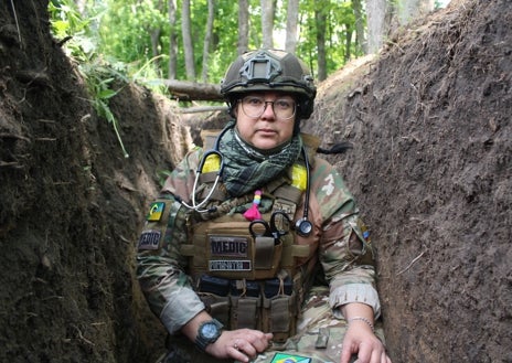 Imagen secundaria 1 - Black Hawk, oficial colombiano, arriba. Abajo a la izquierda, Punamayra, médica brasileña que habla español. A la derecha, Valkir, soldado de Colombia.
