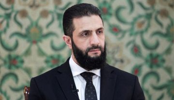 ¿Por qué usa un traje de talla más grande el nuevo presidente de Siria?