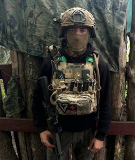 Imagen secundaria 2 - Black Hawk, oficial colombiano, arriba. Abajo a la izquierda, Punamayra, médica brasileña que habla español. A la derecha, Valkir, soldado de Colombia.