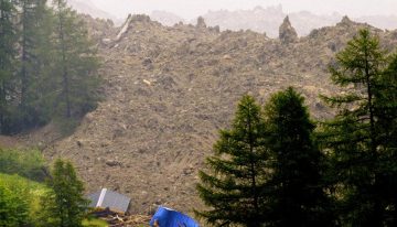 El derrumbe de un glaciar genera una avalancha que sepulta un pueblo suizo, hay un desaparecido