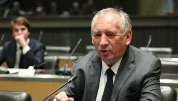 El primer ministro de Francia se defiende ante una comisión para explicar qué sabía sobre la violencia en una escuela católica