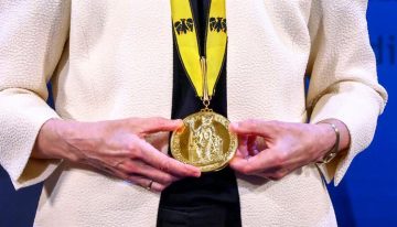El Rey aboga por «desarrollar el poder duro» de Europa en defensa en el premio Carlomagno a Von der Leyen