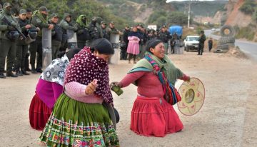 Una caravana de seguidores de Evo Morales busca inscribirlo como candidato pese a estar inhabilitado