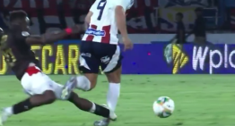 [VIDEO] Guillermo Paiva recibió una brutal patada en el duelo entre Junior y América de Cali