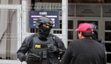 Hasta $900 mil: Detienen a funcionarios de Maipú por vender licencias de conducir