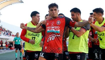 [VIDEO] César Pinares dejó parado a Fernando de Paul con golazo de tiro libre