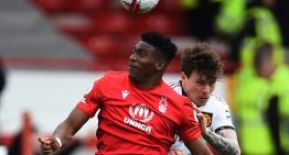 Jugador de Nottingham Forest quedó en coma inducido tras chocar con el arco