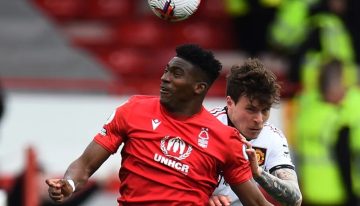 Jugador de Nottingham Forest quedó en coma inducido tras chocar con el arco