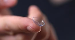 Científicos crean lentes de contacto infrarrojos para ver en la oscuridad