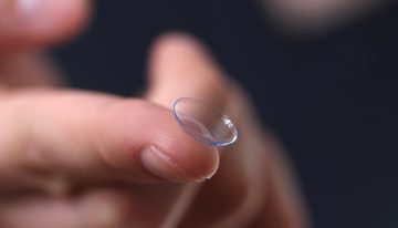 Científicos crean lentes de contacto infrarrojos para ver en la oscuridad