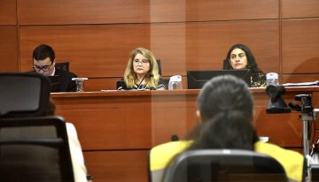 Mujer fue condenada a cadena perpetua por matar a golpes a su hija de tres años