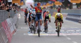 Mads Pedersen ganó en Albania y es el primer líder del Giro