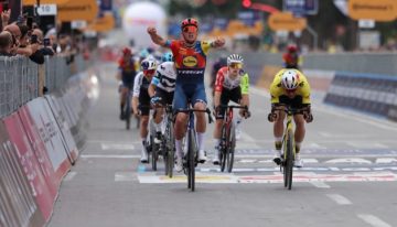 Mads Pedersen ganó en Albania y es el primer líder del Giro