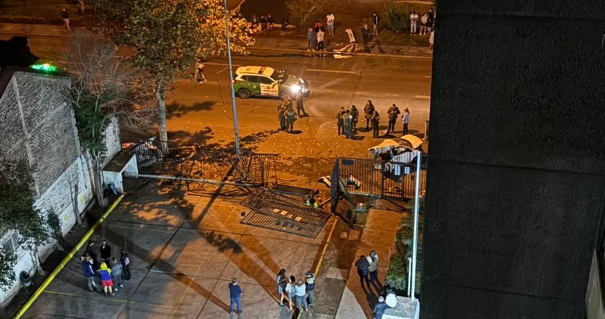 Hombre muere tras colisionar y chocar contra reja en Estación Central