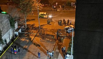 El auto se partió: hombre muere tras colisión y posterior choque contra reja en Estación Central