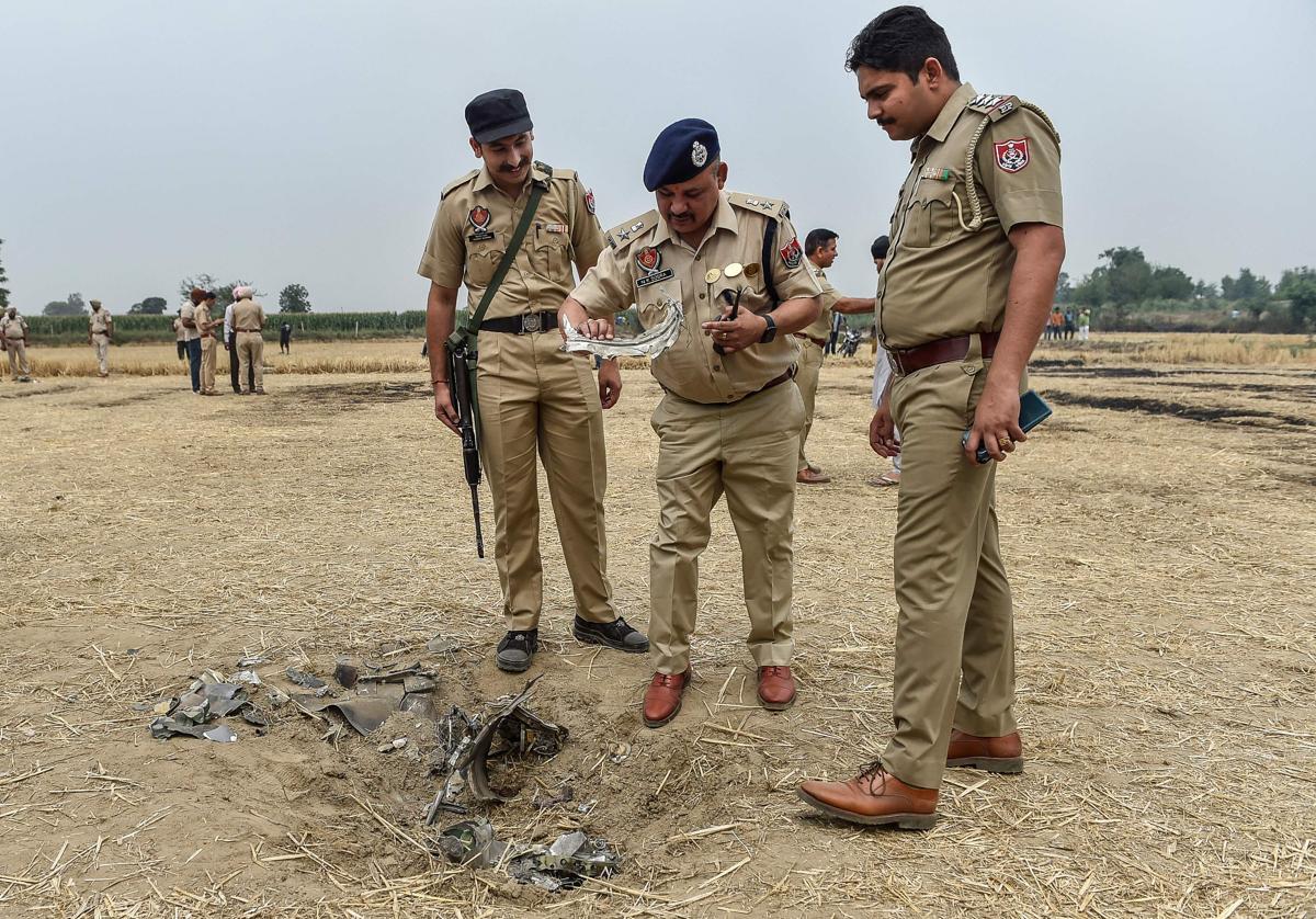 Policías de India inspeccionan restos de un proyectil en Jalandhar, en mitad de los ataques cruzados con Pakistán
