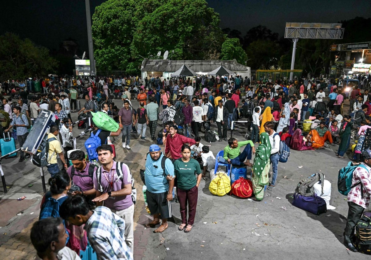 Personas llegan a un tren esperando fuera de la estación de tren de Jammu Tawi, en Jammu, el 10 de mayo de 2025, en medio de las tensiones fronterizas