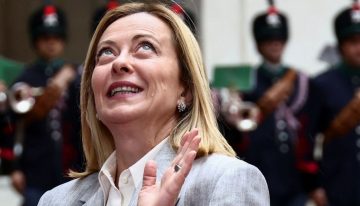 De una estatuilla de Milei con motosierra a zapatos de pitón azul con tacón de oro, los regalos de Estado que ha tenido que devolver Meloni
