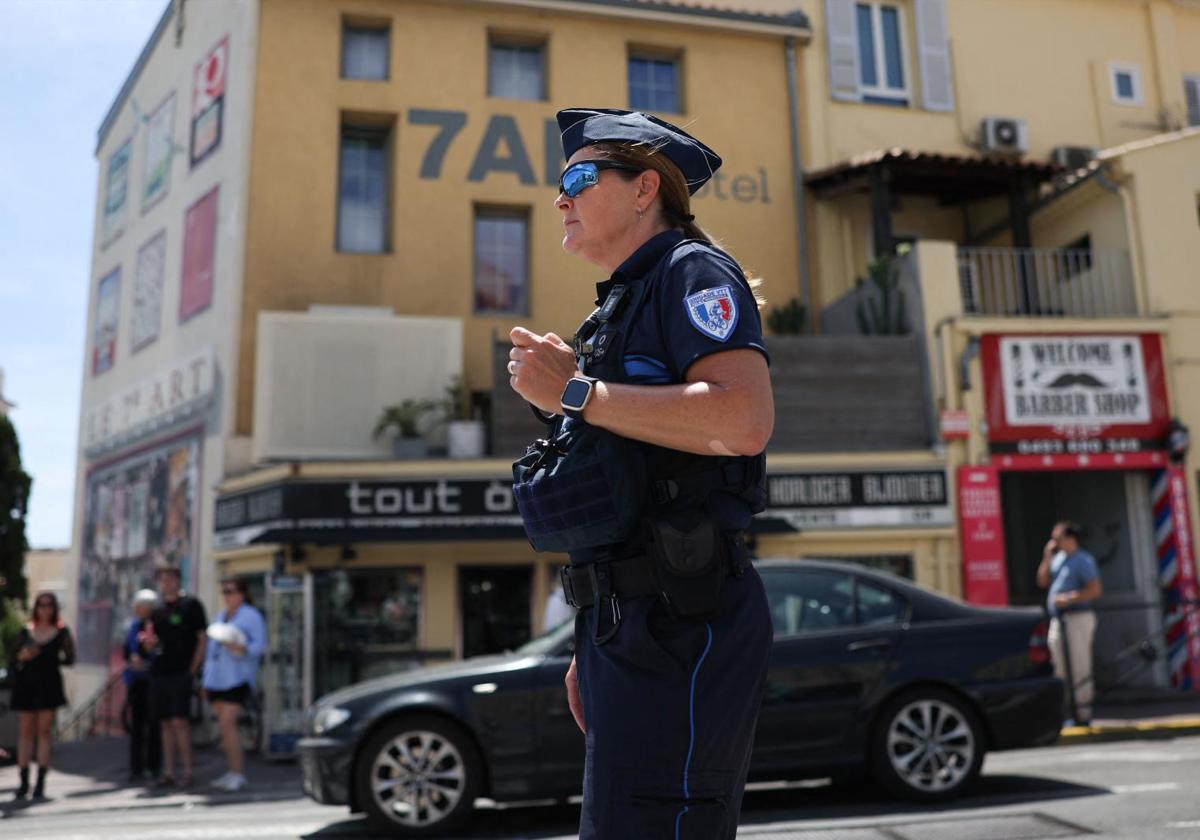 Una policía dirige el tráfico tras el apagón en el suroeste de Francia