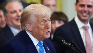 Un juez federal decide que la Administración Trump violó sus órdenes con la deportación de inmigrantes a Sudán del Sur