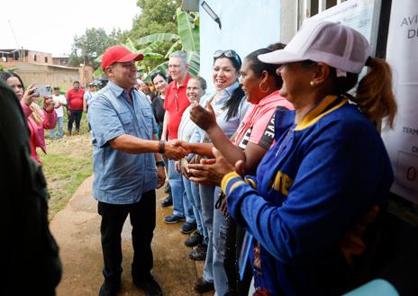 Imagen secundaria 1 - En la primera foto, el candidato opositor Henrique Capriles ejerce su vot. En la segunda imagen: el candidato oficialista a gobernador de Guayana Esequiba, Neil Villamizar. Un integrante de la Milicia Bolivariana custodia un centro de votación, en la tercera foto