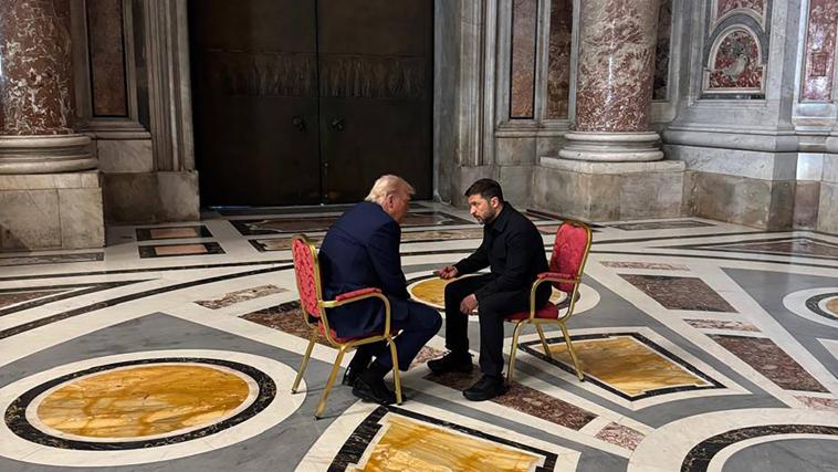 Trump, con el líder ucraniano, Volodímir Zelenski, durante la reunión que mantuvieron en El Vaticano