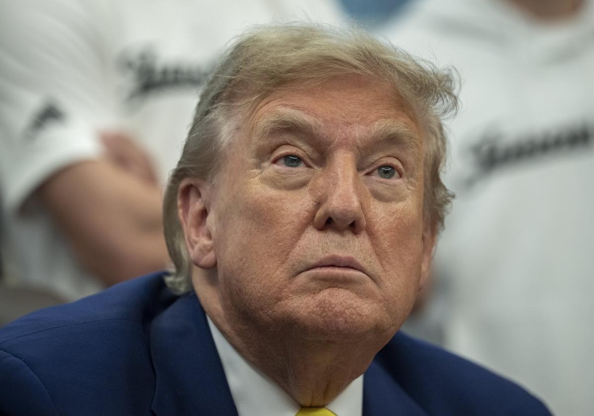 Donald Trump, con rostro serio.