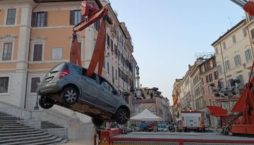 La Policía socorre a un anciano que intentó bajar en coche la escalinata de la plaza de España de Roma