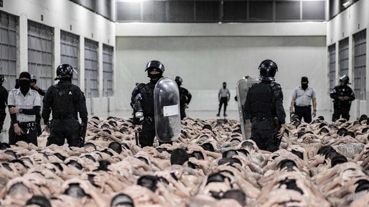 Cientos de pandilleros son vigilados por agentes tras ser trasladados al Cecot, la megacárcel construida por Bukele