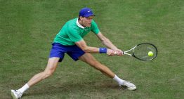 Jannik Sinner abrió su temporada en césped con un triunfo ante Hanfmann