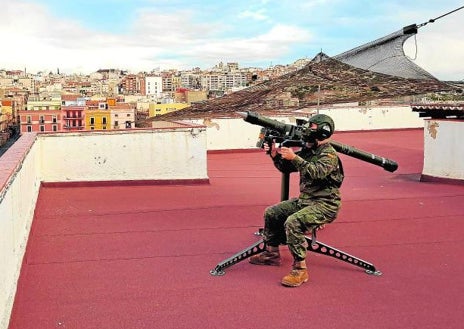 Imagen secundaria 1 - Arriba, un sistema de lanzacohetes Patriot, la opción más barata y rápida para dotarse de una defensa antiaérea, pero de la que Estados Unidos no tiene una disponibilidad ilimitada; debajo, a la izquierda, Un militar apunta con un misil Mistral desde una azotea;a la derecha, drones de combate. La UE espera que los europeos sean capaces de desarrollar tecnologías propias
