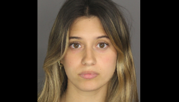 Arrestan a una empleada de un colegio por enviar fotos íntimas a un alumno de 14 años en Nueva York
