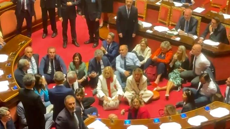 Sentada en el Senado italiano durante el debate de la Ley de Seguridad