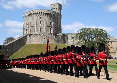Imagen secundaria 1 - Los prÃncipes de Gales, Guillermo y Catalina, reciben al presidente de Francia, Emmanuel Macron, y a su mujer Brigitte, en la primera foto. Segunda foto: la Guardia de Honor patrulla en el Castillo de Windsor. En la tercera foto, la reina Camila y Brigitte Macron posan en el estrado real en Datchet Road, en Windsor