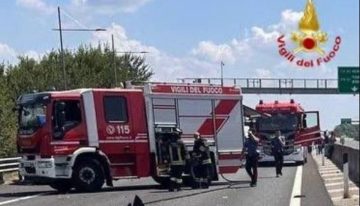 Dos muertos al caer una avioneta sobre una autopista en Italia