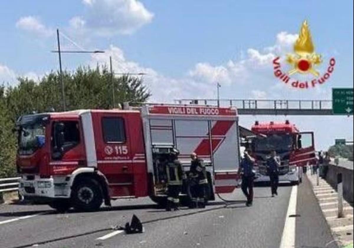 Los bomberos en el escenario del accidente