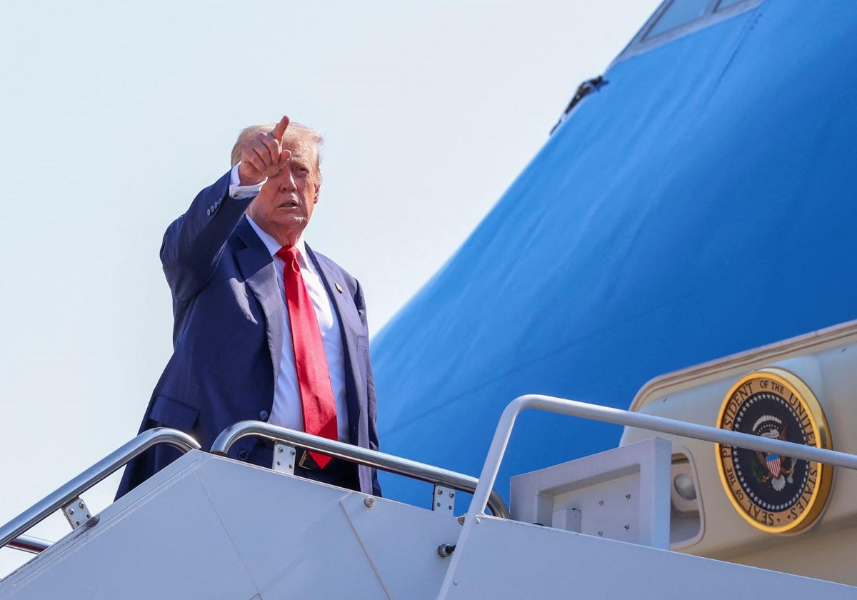 Donald Trump durante su salida hacia Escocia