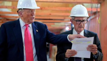 Trump aprovecha una visita a la Fed para humillar a Powell: «Yo lo despediría»